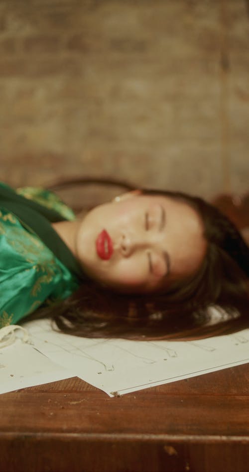 有关垂直视频, 女人, 室内的免费素材视频