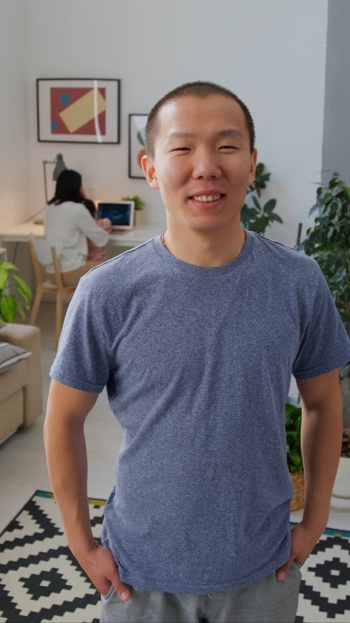 有关人, 在家, 垂直视频的免费素材视频