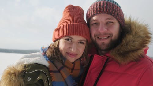 有关（顶部有小羊毛球的）羊毛帽子, @户外, 一对的免费素材视频