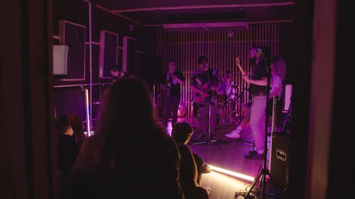 有关在肩膀上射击, 执行, 室内的免费素材视频