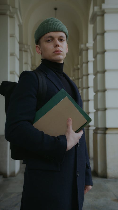 有关（顶部有小羊毛球的）羊毛帽子, 人, 低角度视图的免费素材视频