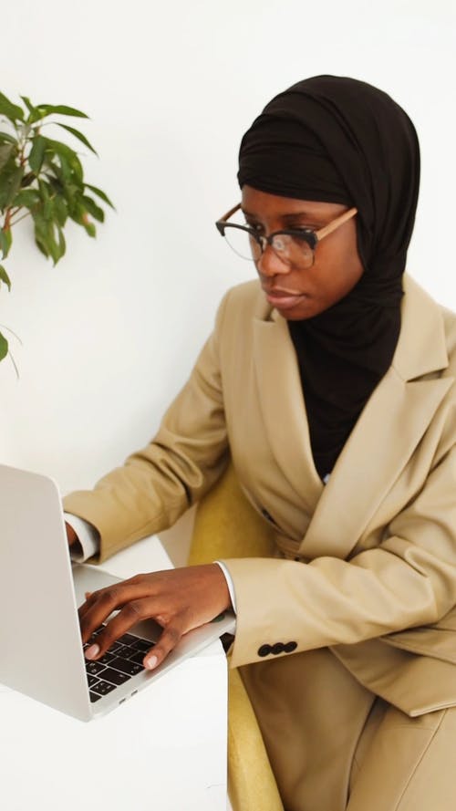 有关在线课程, 垂直视频, 女人的免费素材视频