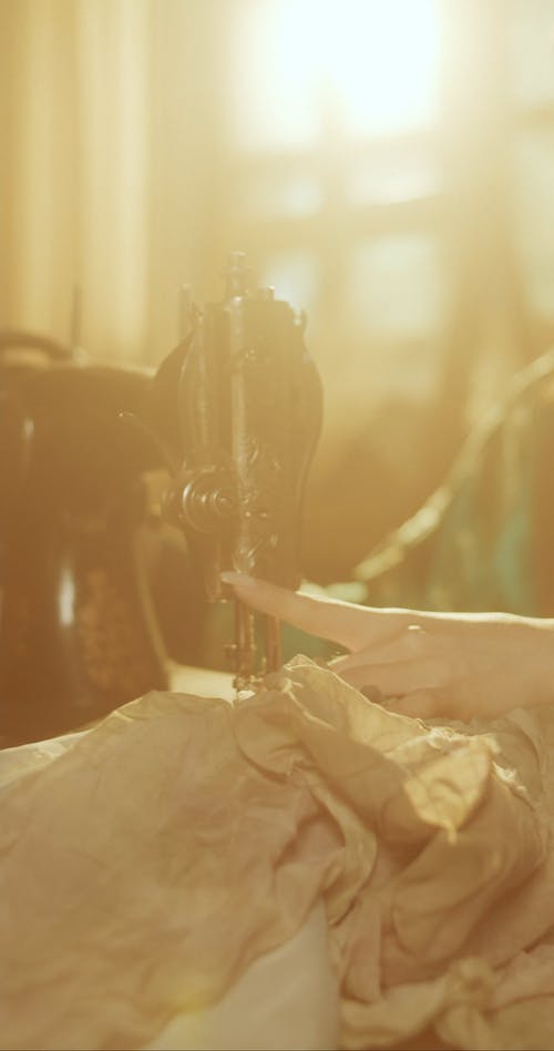 有关垂直视频, 太阳光线, 女人的免费素材视频