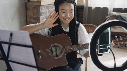 有关原声吉他, 吉他手, 室内的免费素材视频