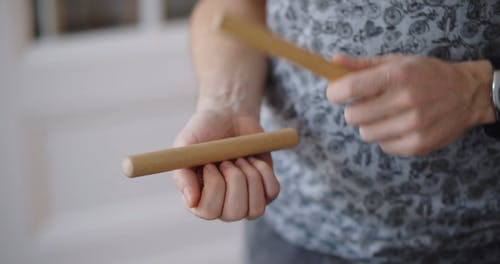 有关奥尔夫节奏棒, 手, 打击乐器的免费素材视频