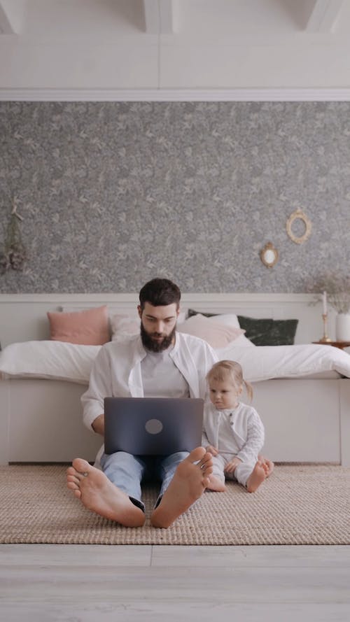 有关3C用品, 人, 低角度拍摄的免费素材视频