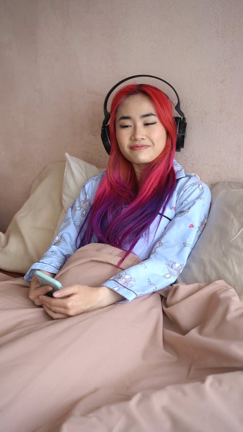 有关人, 倾听, 垂直视频的免费素材视频