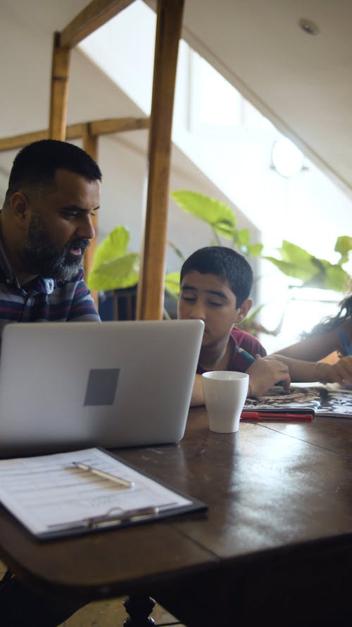 有关上色, 伸出援手, 儿子的免费素材视频