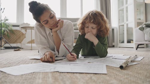 有关儿童, 在家, 地板的免费素材视频