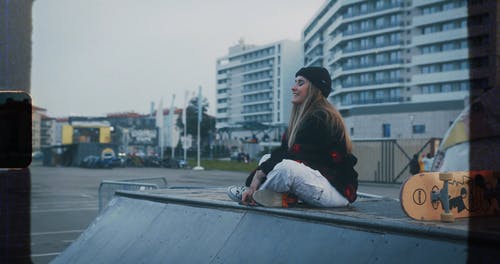 有关（顶部有小羊毛球的）羊毛帽子, 到达, 女性的免费素材视频