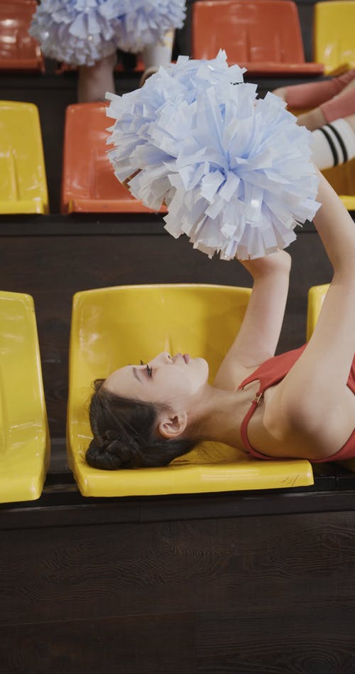 有关坐, 垂直视频, 女性的免费素材视频