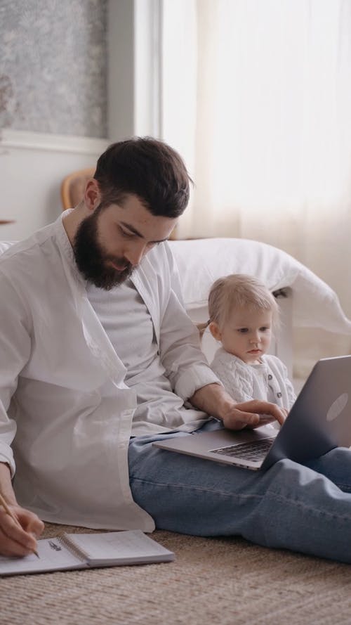 有关3C用品, 人, 低角度拍摄的免费素材视频