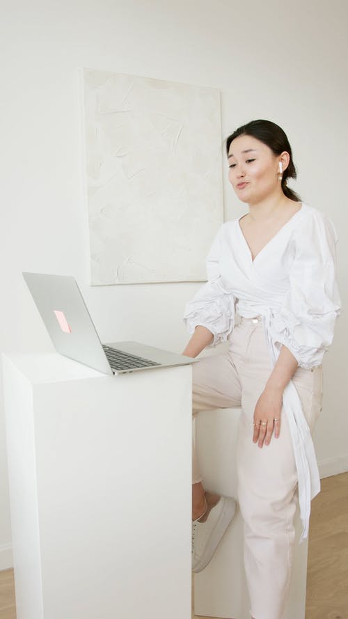 有关airpods, 人, 垂直视频的免费素材视频