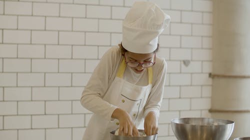 有关儿童, 制服, 围裙的免费素材视频