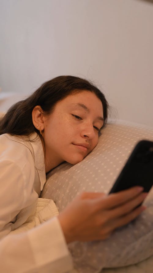 有关在家, 垂直视频, 女人的免费素材视频