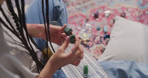 有关在地上, 坐, 宝石的免费素材视频