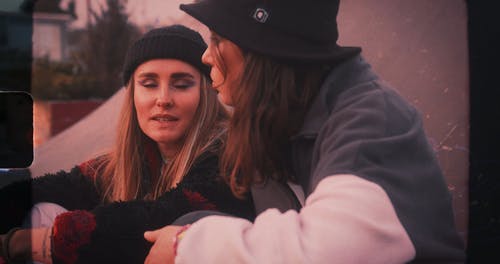 有关（顶部有小羊毛球的）羊毛帽子, 一起, 女性的免费素材视频