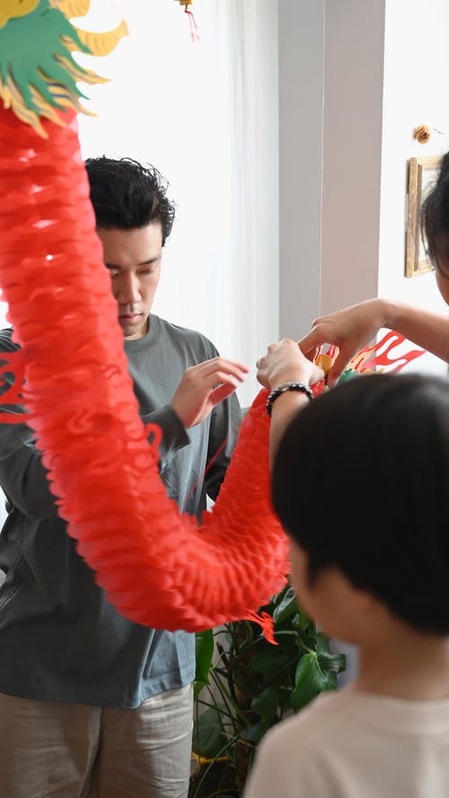 有关中国新年装饰品, 亚洲家庭, 创造力的免费素材视频