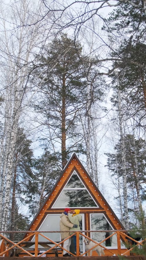 有关（顶部有小羊毛球的）羊毛帽子, @户外, 一对的免费素材视频