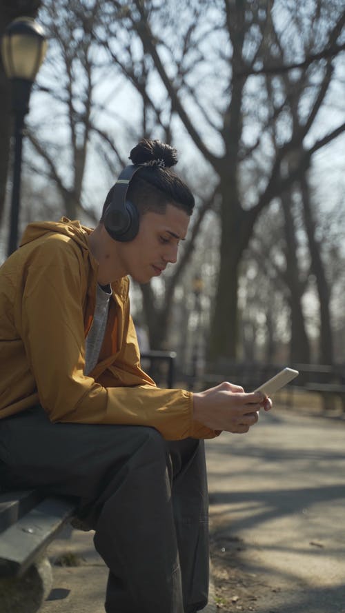 有关人, 使用平板电脑, 公园的免费素材视频