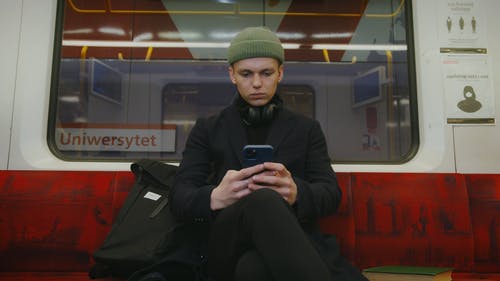 有关（顶部有小羊毛球的）羊毛帽子, 3C用品, 乘客的免费素材视频