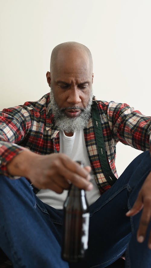 有关人, 伤心, 啤酒的免费素材视频