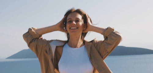 有关咖啡色头发的女人, 女人, 女性的免费素材视频
