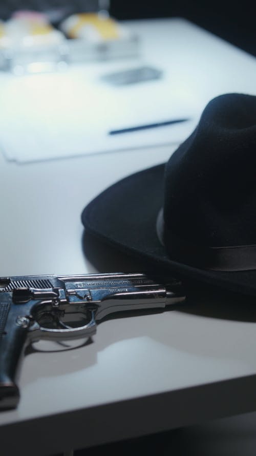 有关垂直视频, 室内, 手枪的免费素材视频