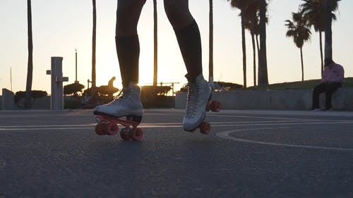 有关日落, 溜冰鞋, 沥青的免费素材视频