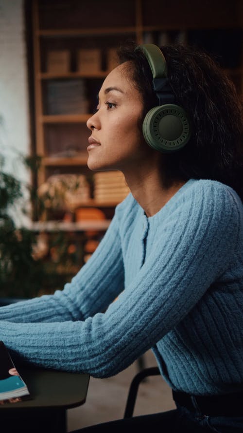 有关听音乐, 垂直视频, 看着相机的免费素材视频