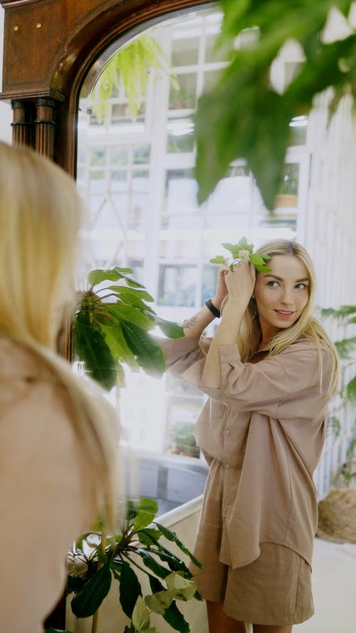 有关反射, 垂直视频, 女人的免费素材视频