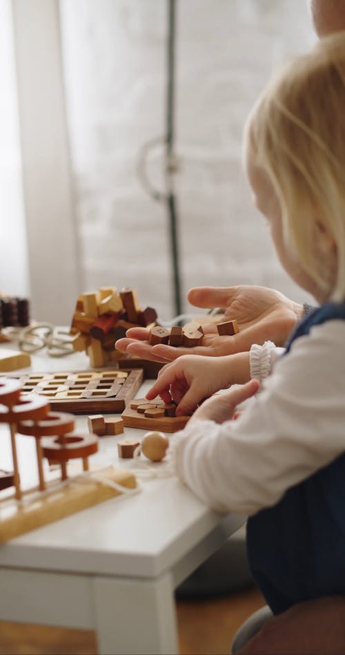 有关人, 坐, 垂直视频的免费素材视频