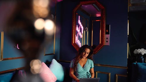 有关Throw Pillows, 反射, 咖啡色头发的女人的免费素材视频