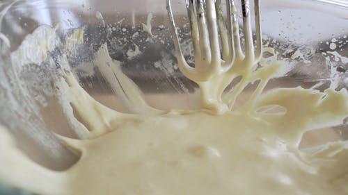 在玻璃碗中混合奶油的特写 · 免费素材视频
