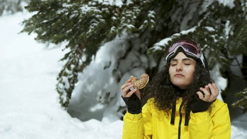 有关人, 冬衣, 吃的免费素材视频