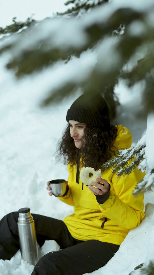 有关（顶部有小羊毛球的）羊毛帽子, 下雪的, 冬季的免费素材视频