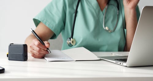 有关医疗专业人员, 原子笔, 室内的免费素材视频