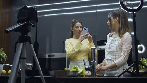 有关3C用品, 三脚架, 人的免费素材视频