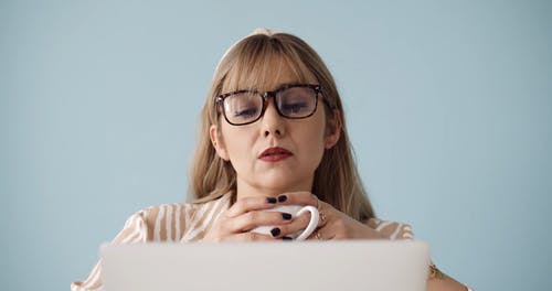 有关修剪指甲, 咖啡, 女人的免费素材视频