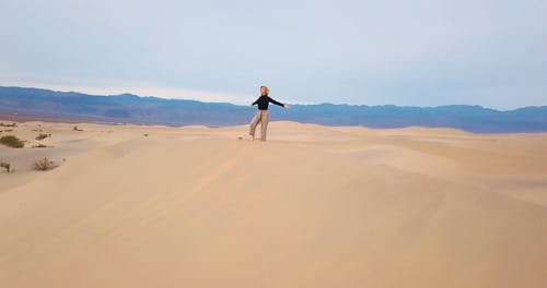 有关女人, 沙丘, 砂的免费素材视频