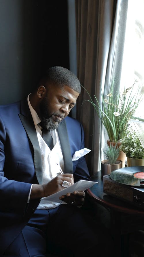 有关信, 在窗户旁边, 垂直视频的免费素材视频