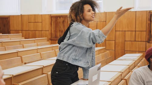 有关大笑, 女人, 室内的免费素材视频