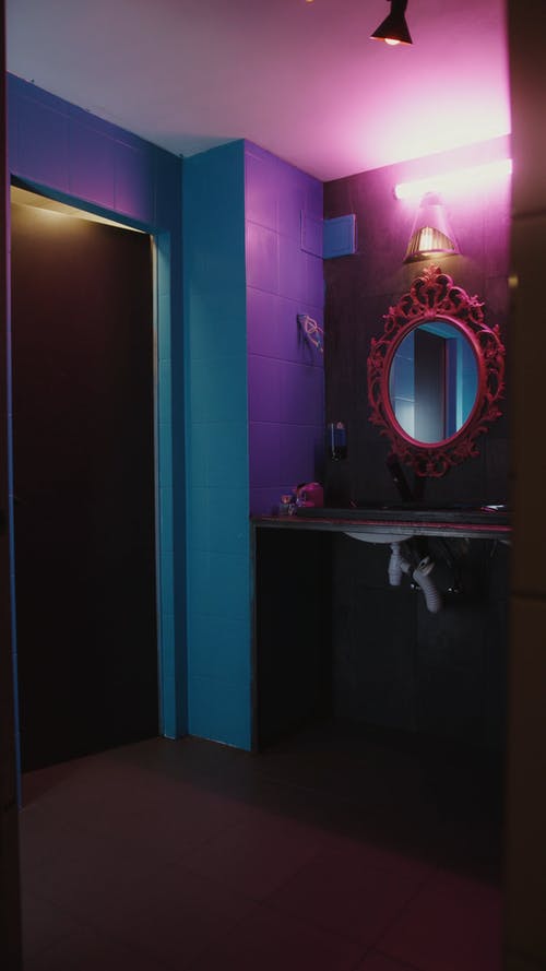 有关修理头发, 反射, 垂直视频的免费素材视频