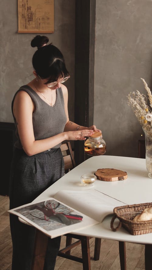 有关倾注, 刺青, 发髻的免费素材视频