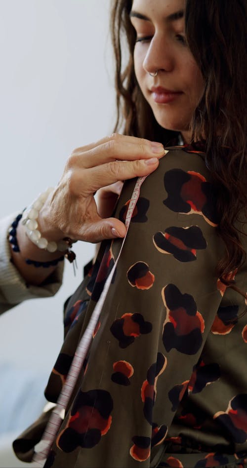 有关垂直视频, 女人, 手的免费素材视频