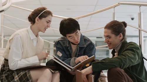 有关一起, 同学, 坐的免费素材视频