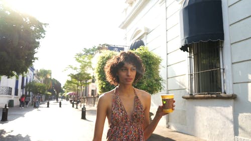 有关咖啡, 咖啡色头发的女人, 喝的免费素材视频