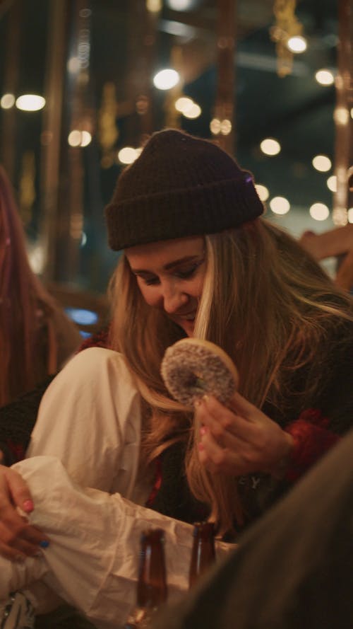 有关啤酒, 啤酒瓶, 在晚上的免费素材视频