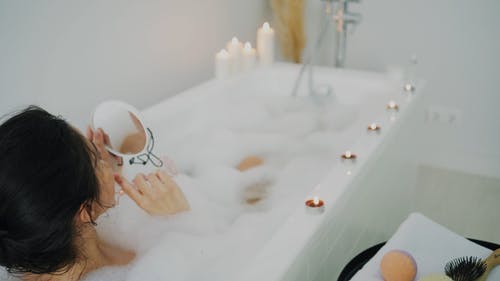 有关女人, 泡泡浴, 浴室的免费素材视频