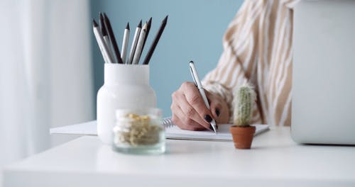 有关人, 仙人掌, 修剪指甲的免费素材视频